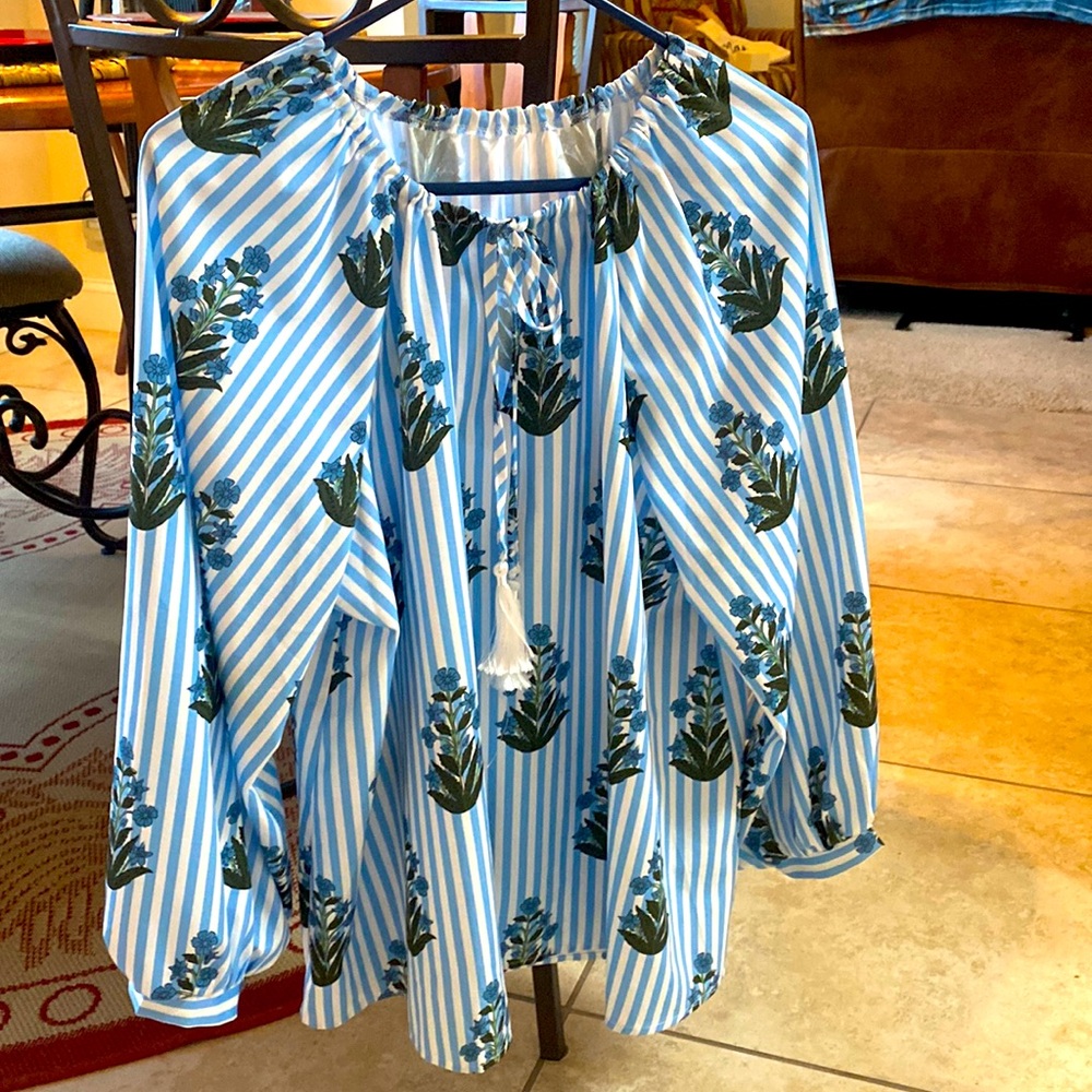 Women's Beautiful Blue & White Feather Print Tie in Front Top - Size XL